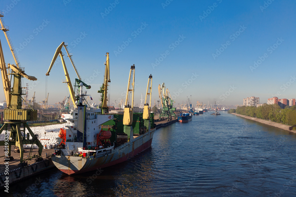 the vessels in port standing on unloading