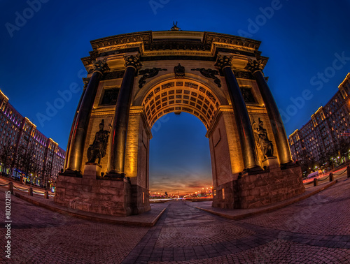 photo triumphal arch in Moscow at night.