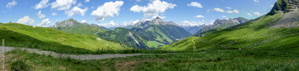 Wunderschöner Wanderweg in den Alpen im Sommer - Blick auf die Berge / Österreich