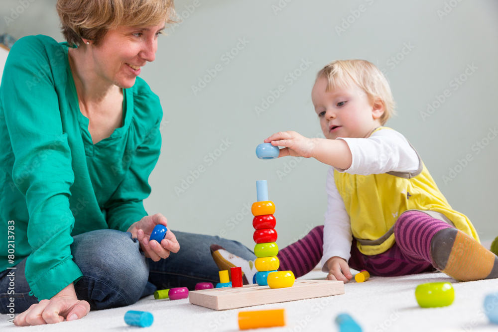 Fototapeta premium Mutter und Kind spielen