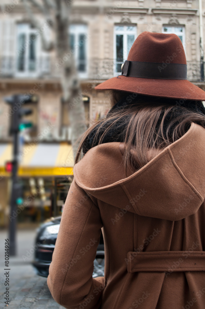 jeune femme avec chapeau dans la rue jeune femme avec chapeau dans la rue