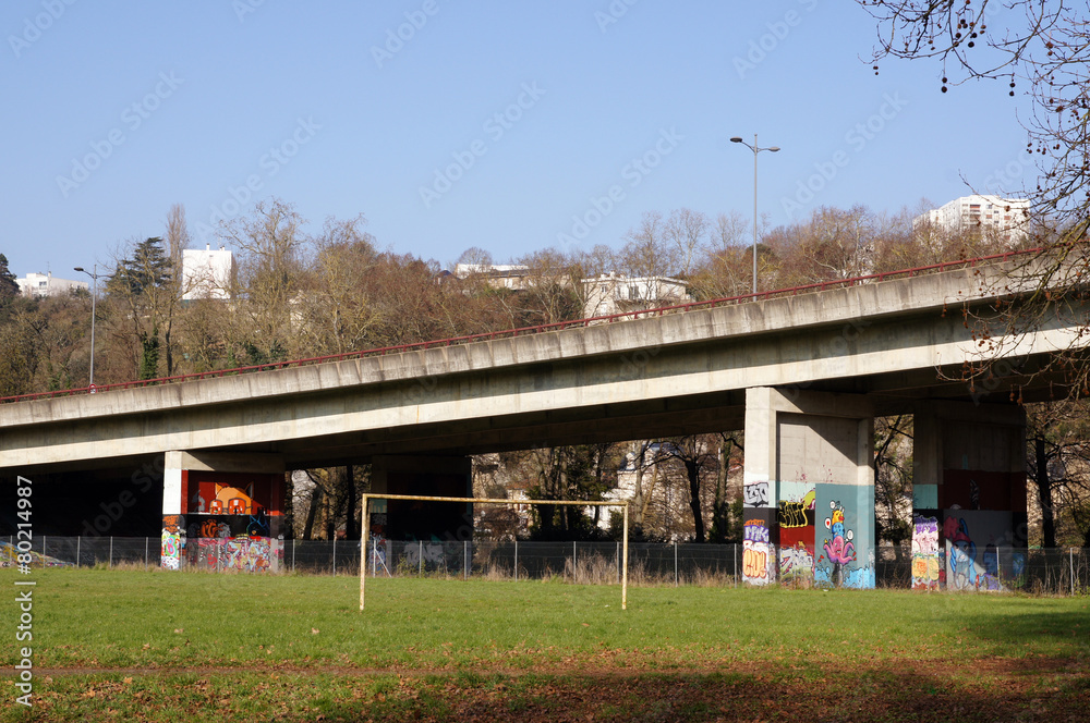 Obraz premium terrain de foot abandonné sous la rocade de Poitiers