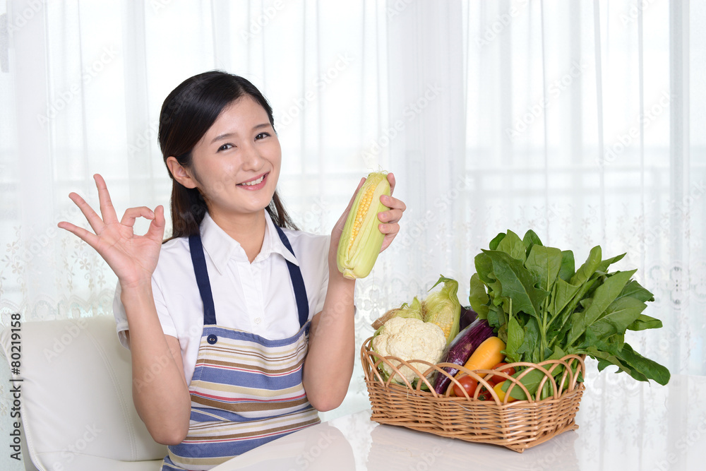 野菜を持つ女性 野菜を持つ女性