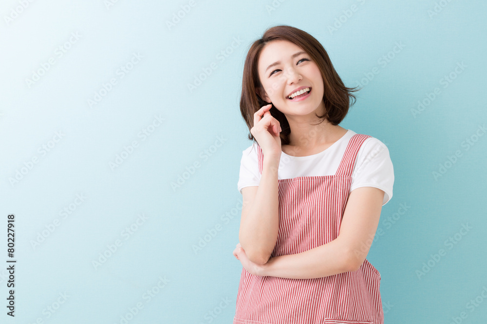 エプロン姿の女性