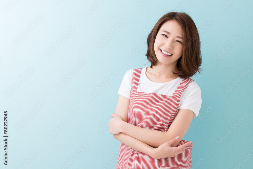 エプロン姿の女性