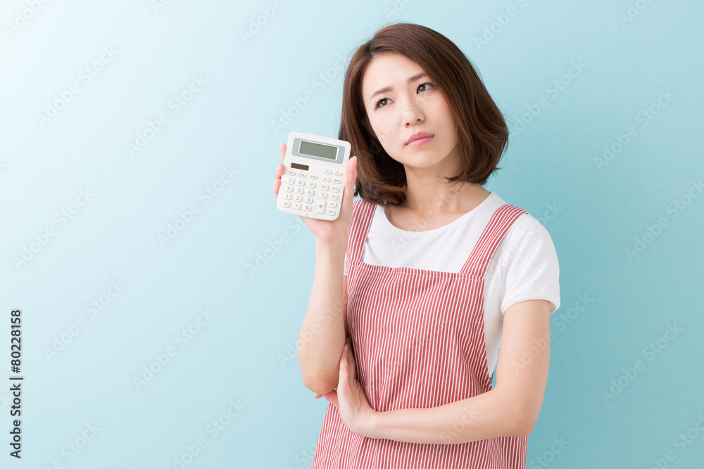 エプロン姿の女性　電卓