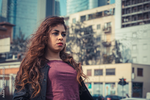 Beautiful girl posing in an urban context © tinx