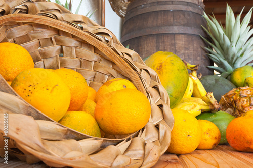 Fototapeta Naklejka Na Ścianę i Meble -  panier de fruits tropicaux exotiques