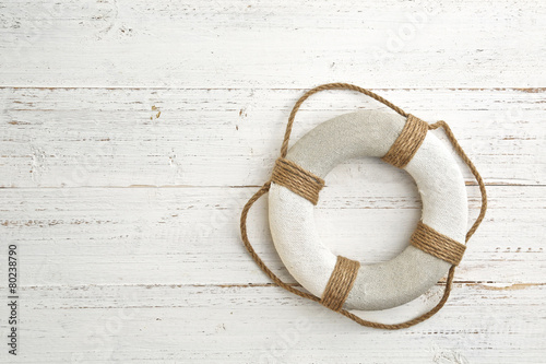 Schwimmreifen mit Holzhintergrund