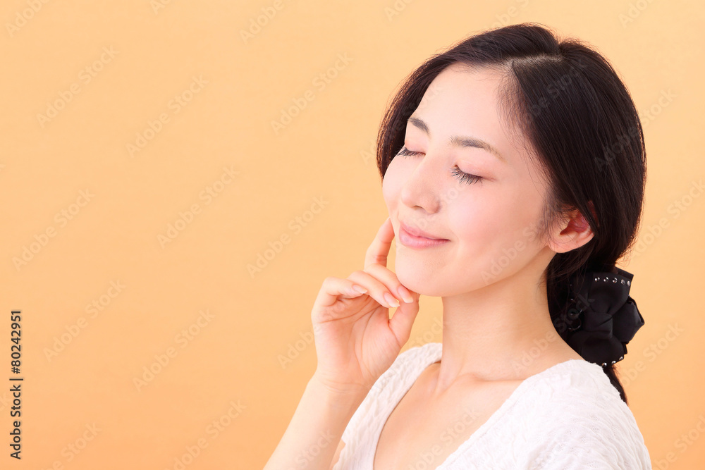 スキンケアする若い女性 スキンケアする若い女性