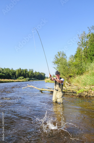 Mann beim Fliegenfischen