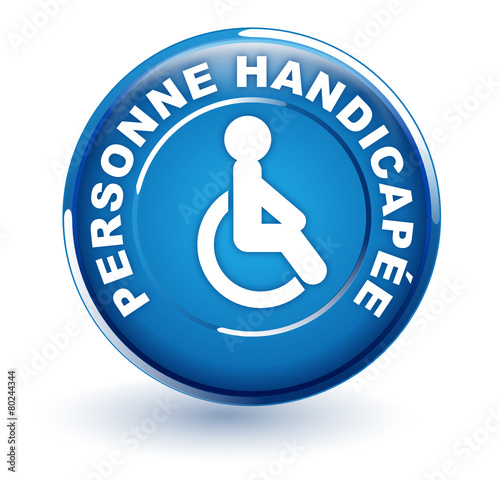 personne handicapée tétraplégique sur bouton bleu