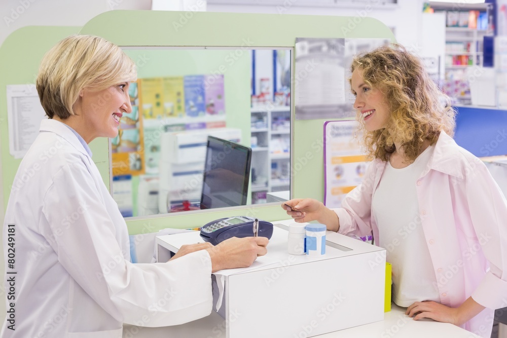 Obraz premium Pharmacist writing prescription