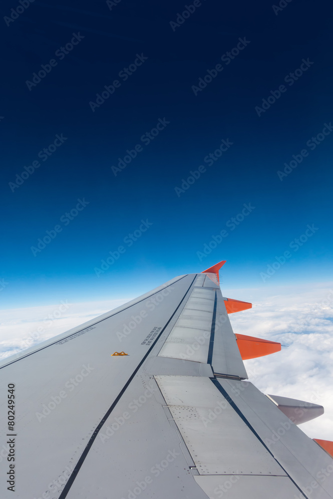 Ala di un aereo in volo sopra le nuvole