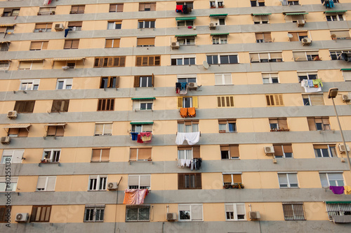 Obraz na plátně Finestre di palazzi popolari con panni stesi ad asciugare