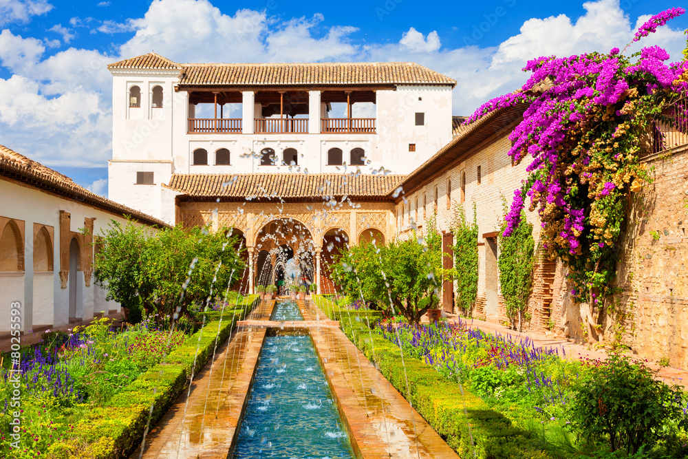 Fototapeta Alhambra de Granada. Generalife's fountain and gardens