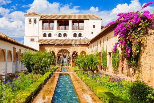 Papier peint Alhambra de Granada. Generalife's fountain and gardens