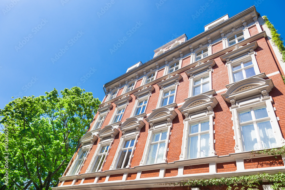 Fototapeta premium Altbau in Berlin, Haus und Bäume