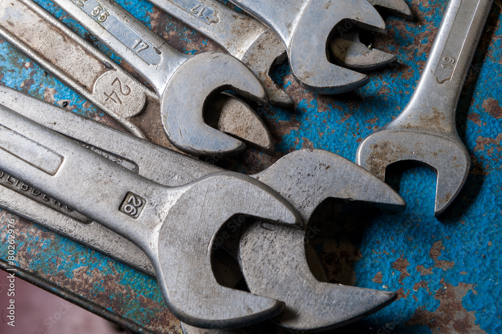 Fototapeta premium Insieme di chiavi inglesi su un ripiano di lavoro