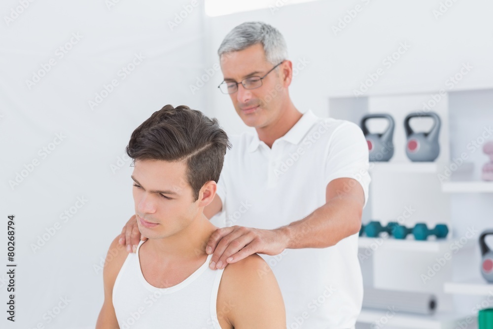 Obraz premium Doctor doing back adjustment