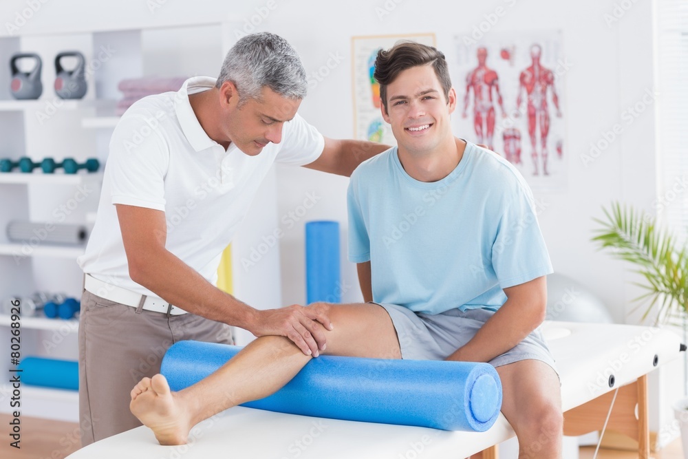 Obraz premium Doctor examining his patient leg