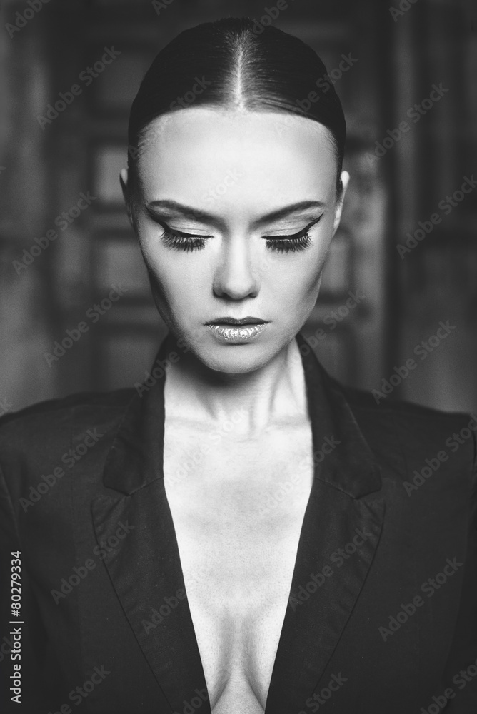 Fototapeta premium Piękna modelka kobieta z makijażem w czarnym garniturze