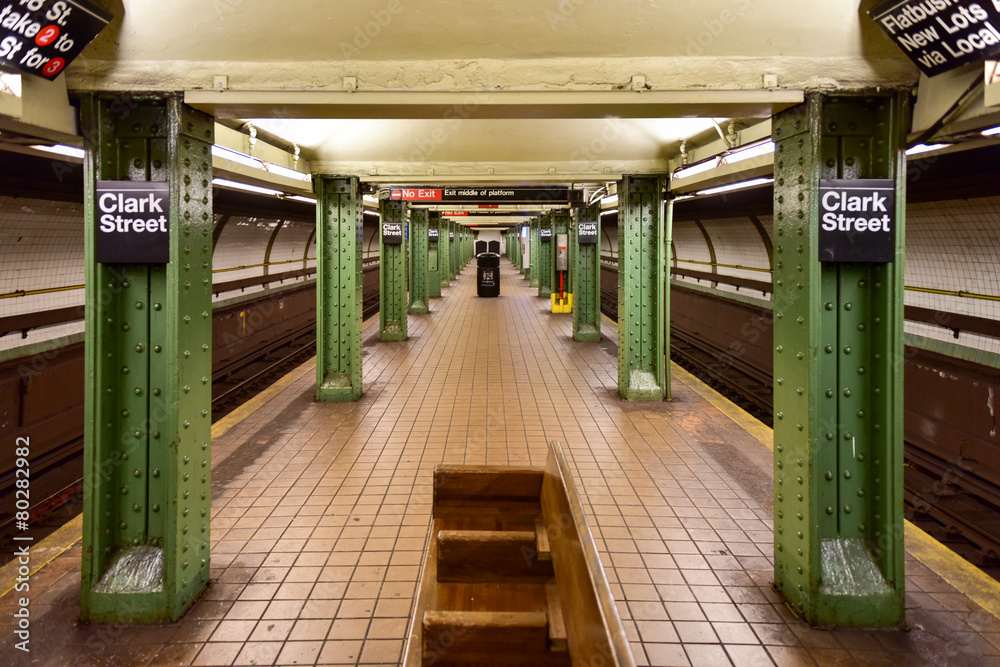 Naklejka premium Stacja metra Clark Street - Brooklyn, Nowy Jork