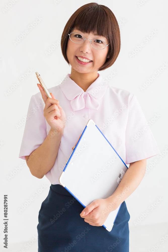 ペン指しするOL女性