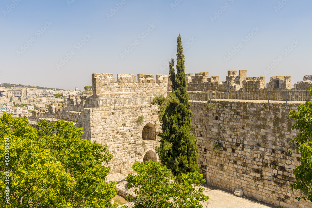 Obraz premium The ancient city walls and towers in the old Jerusalem