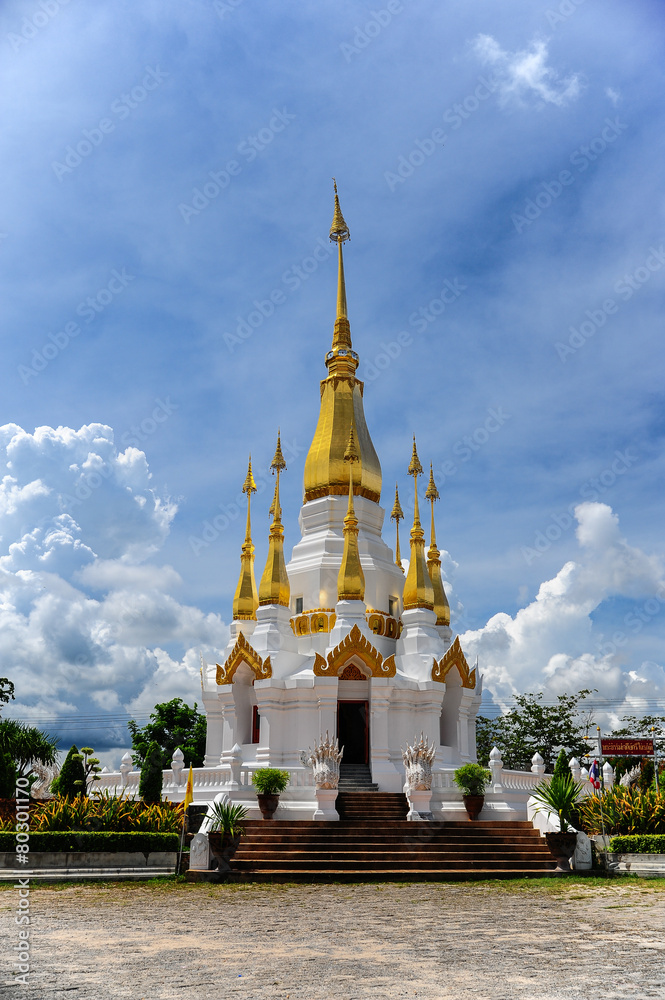 Fototapeta premium Gold and White Pagoda