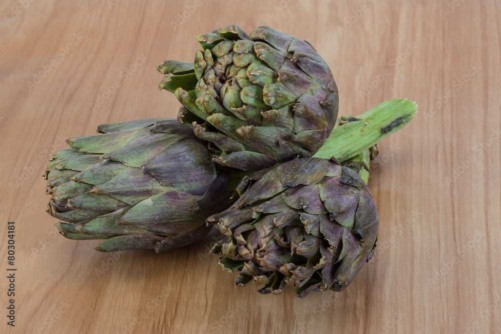 Obraz premium Raw artichokes