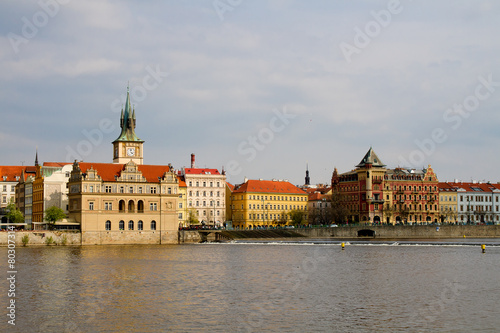 Чехия. Прага. Вид на старый город со стороны реки Влтава