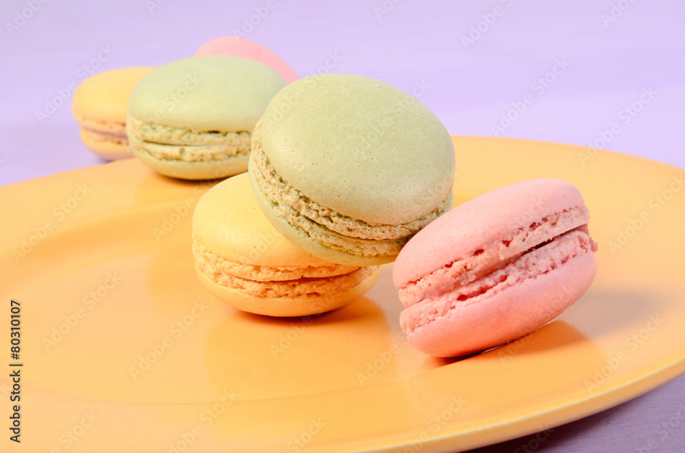 macarons auf einem gelben Teller macarons auf einem gelben Teller