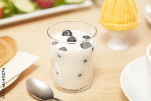heidelbeeren joghurt auf frühstückstisch