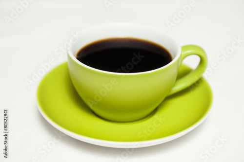 grüne tasse mit schwarzem kaffee