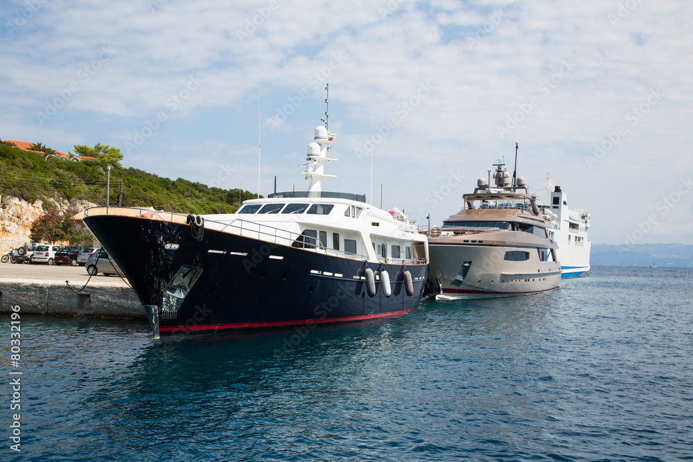 Naklejka premium Teure Yachten im Hafen