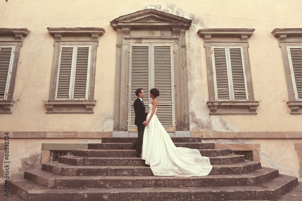Obraz premium bride and groom in the city on their wedding day