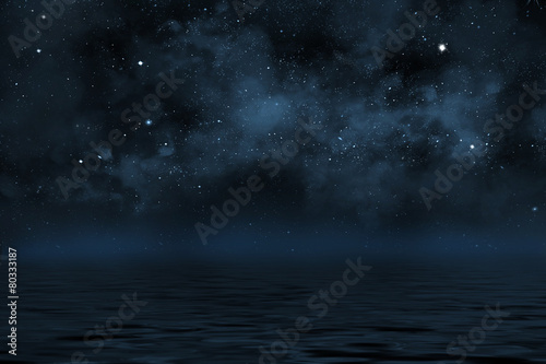 Fototapeta Naklejka Na Ścianę i Meble -  Sternen Himmel mit dichten Wolken über Wasser