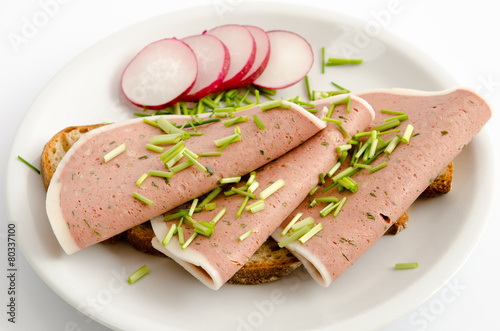 Brotscheibe mit Leberpastete photo