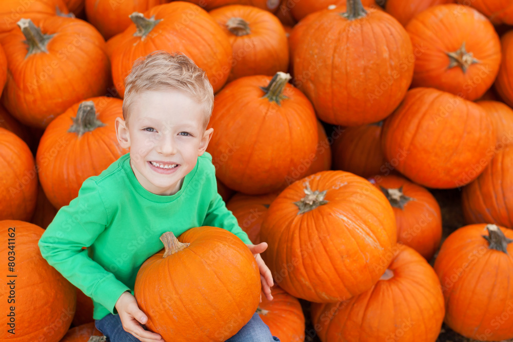 Obraz premium kid at pumpkin patch