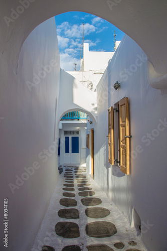 Fototapeta Naklejka Na Ścianę i Meble -  Mykonos streetview with blue sky, Greece