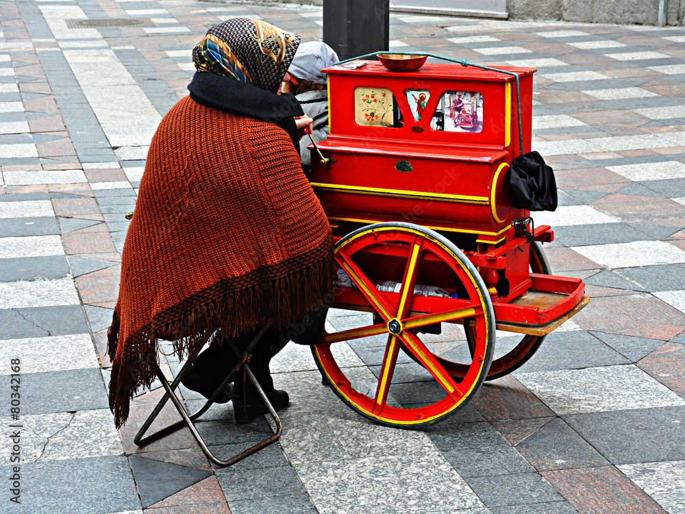 Madrid, España, mujer con un organillo, castizo, tradiciones, oficios antiguos