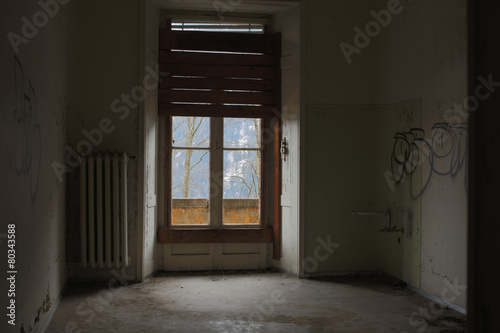 Fenster einer verlassenen Klinik
