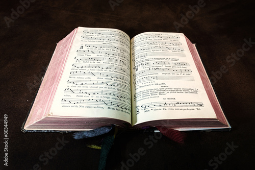 Foto Vintage psalm book with chorus singing notes