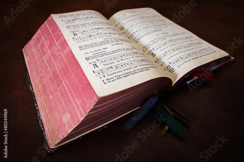 Bild auf Leinwand Vintage psalm book with chorus singing notes
