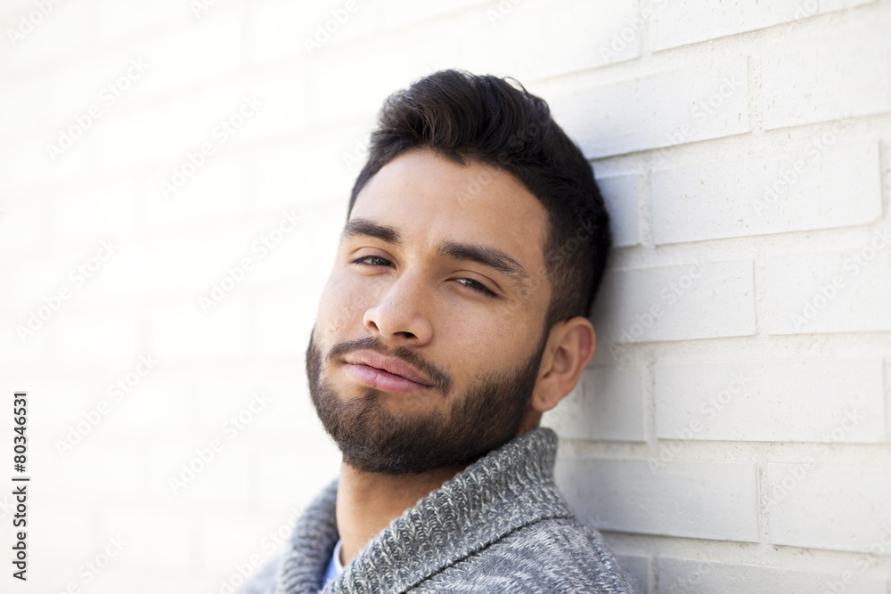 Obraz premium Retrato de joven con la cabeza apoyada en la pared