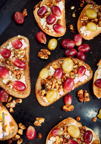 toasts with baked grape and ricotta, healthy breakfast