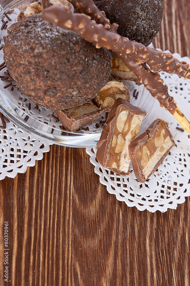 Fototapeta premium Cupcake with chocolate on wooden background