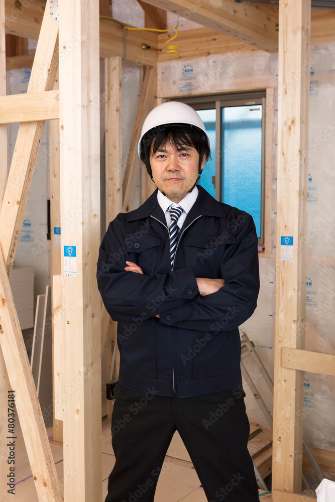住宅建築現場をチェックする現場監督 住宅建築現場をチェックする現場監督