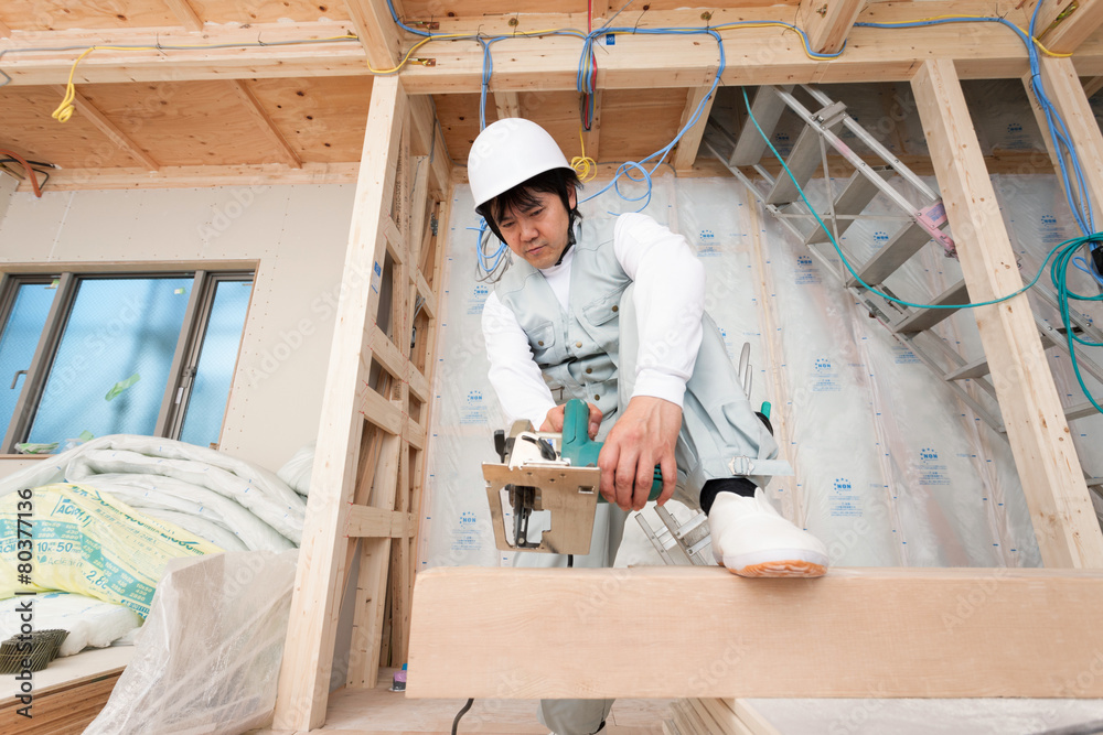 住宅建設現場で働く大工